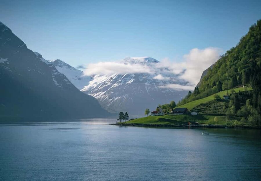 Ålesund: Fjord Tour with Lunch on MS Bruvik - Hjørundfjord by boat, with mountains on every side