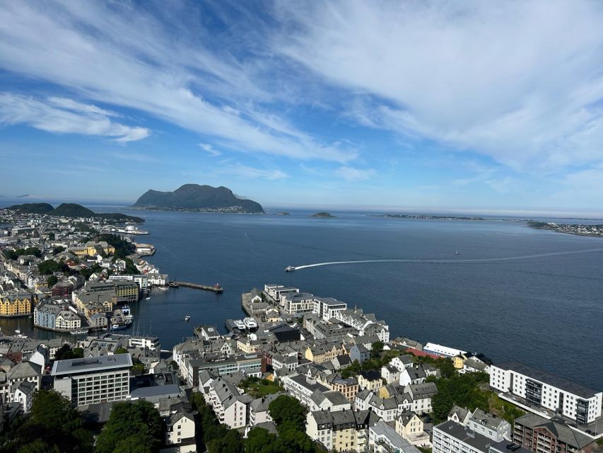 Ålesund: Giske and Godøy Islands Guided Sightseeing Tour - From Ålesund to the saga island of Giske