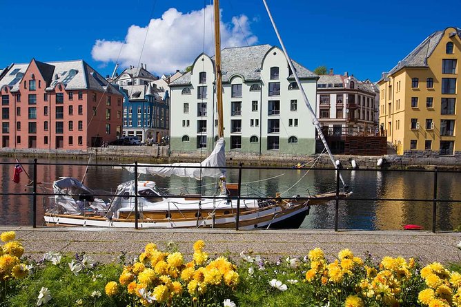 Alesund Shore Excursion: The Ultimate Sightseeing Tour - Why Alnes Lighthouse makes this tour different