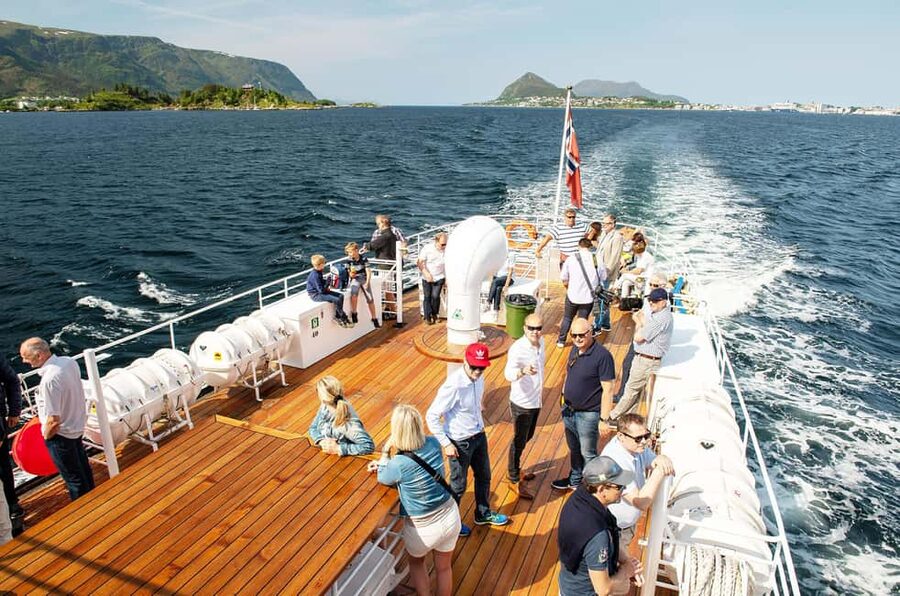 Ålesund to Geiranger Fjord Boat Tour with Return Bus Tour - Why this route gives you more than a standard fjord cruise