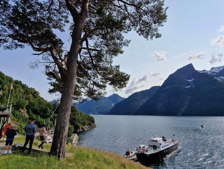 Ålesund-Trandal fjord tour with 3 hours stop at Trandal - Trandal, a two-hour pause beside the fjord