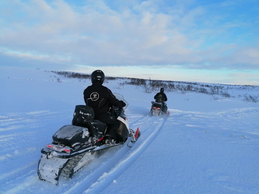 Alta: Guided Snowmobile Safari on Finnmarksvidda With Snacks - Learning to drive before the open plateau
