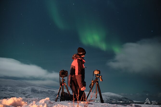 Aurora Safari Chase by big bus, free Photos, toilet onboard - Waiting at the heated base station