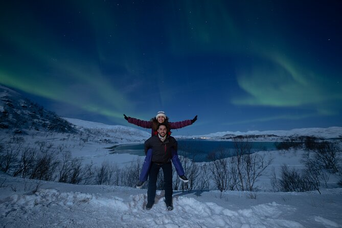 Auroras Hunt - Tour in Spanish, Northern Lights Chase in Spanish - A campfire, reindeer skins, and hot drinks