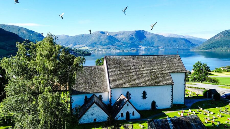 Bergen: Cruise to beautiful Rosendal by the Hardangerfjord - Timing, food, and seasonal reality