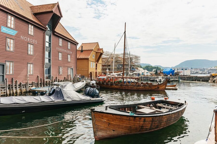 Bergen: Guided Minibus Tour with Photo Stops - Bryggen and the old harbor