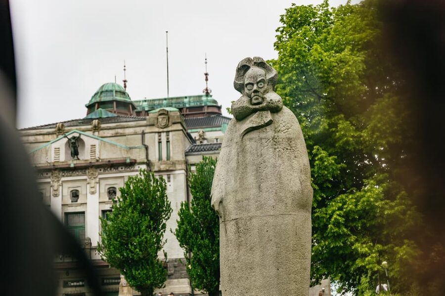 Bergen: Guided Minibus Tour with Photo Stops - Mountain roads and Bergen from above