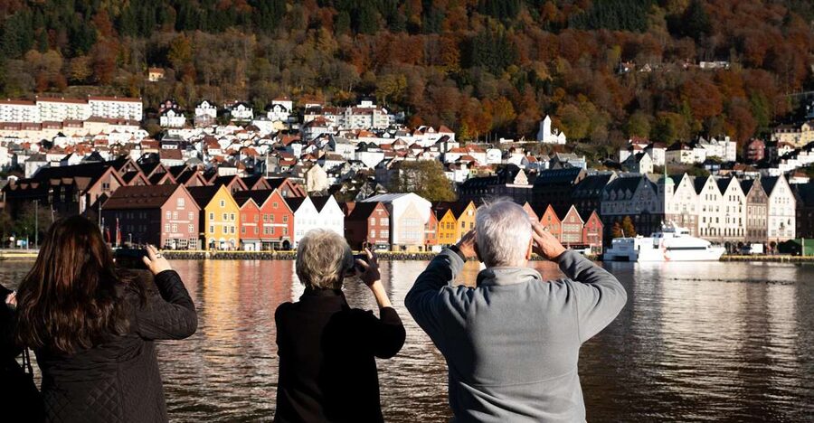 Bergen: Guided Minibus Tour with Photo Stops - The commentary: history with everyday detail