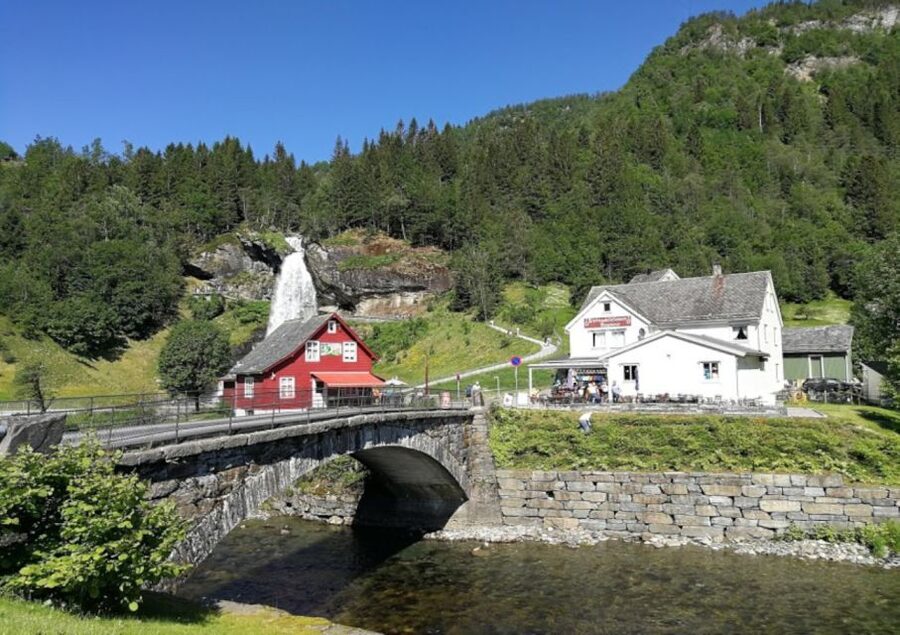 Bergen: Hardangerfjord, Voss Gondola & 3 Great Waterfalls - Walking behind Steinsdalsfossen