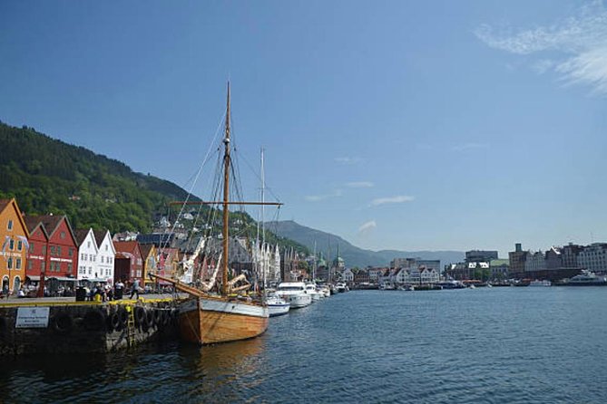 Bergen: Mostraumen Fjord Cruise - The narrow fjord and the approach to Modalen