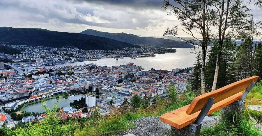 Bergen: Mountain hike on top of Bergen - Public tour - Why this Bergen hike is different from a viewpoint visit