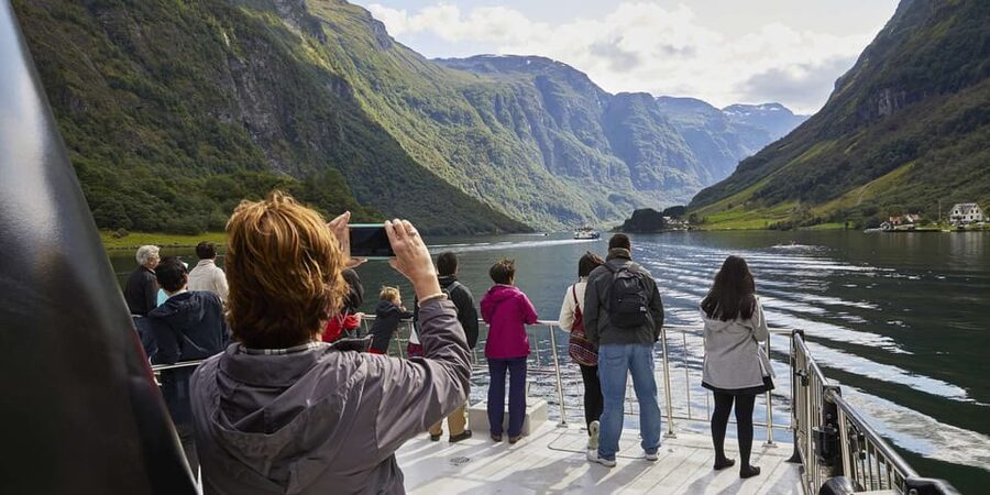 Bergen: Nærøyfjorden, Flåm, and Stegastein Guided Bus Tour - The guide can make or break the road sections