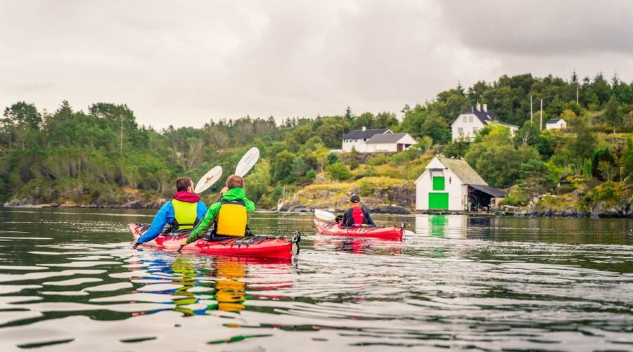 Bergen: Øygarden Islets Guided Kayaking Tour - A simple local meal on a small island