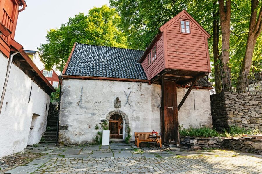 Bergen: Past & Present Small Group Guided Walking Tour - Skostredet And A Useful Finish Near The Fish Market