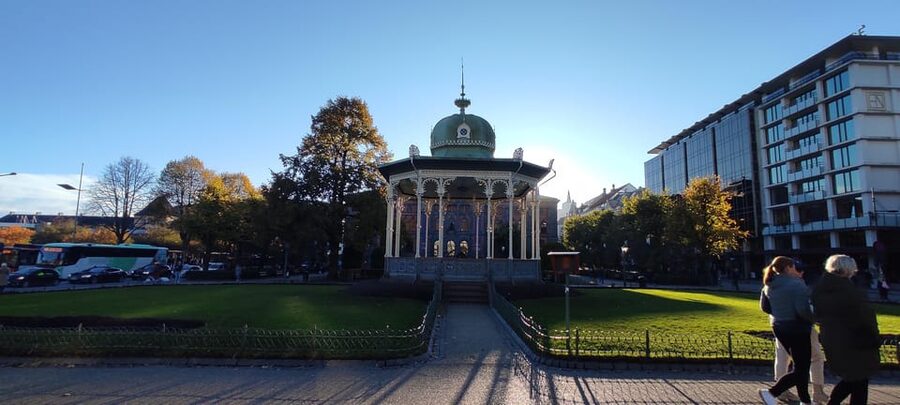 Bergen: Private tour in your own language - Bergenhus Fortress brings the story to the harbor edge