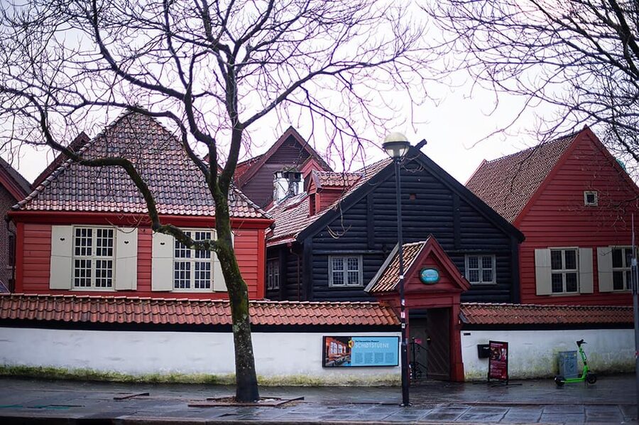 Bergen: Private tour in your own language - St. Mary’s Church and side streets add extra texture