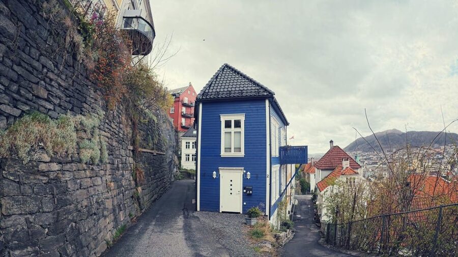 Bergen's Twilight Magic: An Evening Adventure - Alleys, artisan shops, and small discoveries