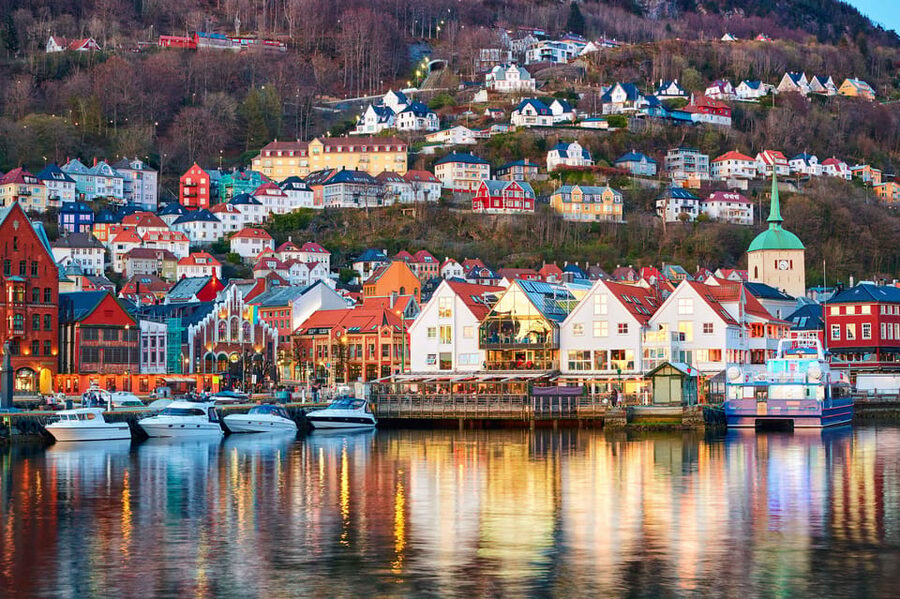 Bergen: Sightseeing Walking Tour with Ferry Ride - Starting beside the Fish Market