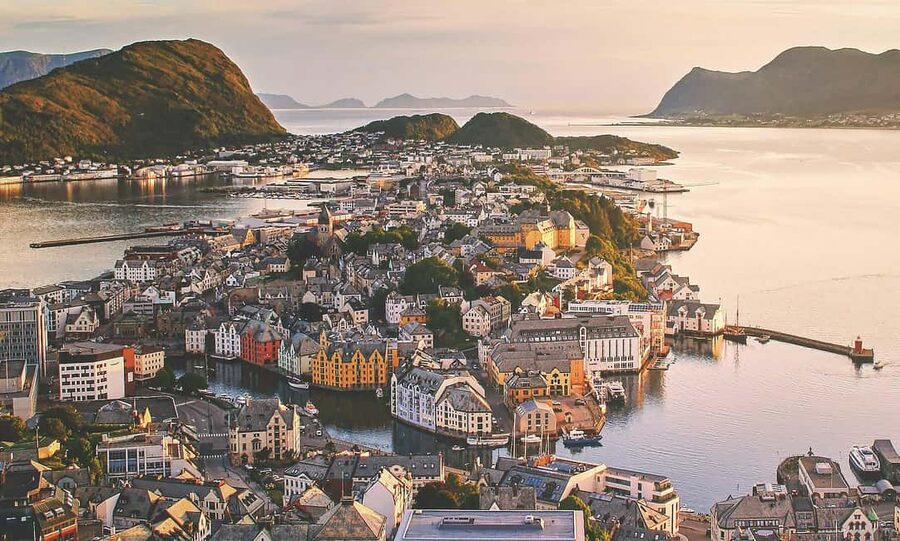 City walk in Ålesund: Art Nouveau, sea views, and insider tips - Ålesund Square and the first look at city life