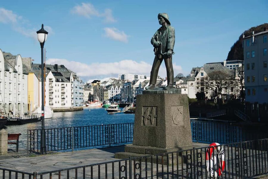 City walk in Ålesund: Art Nouveau, sea views, and insider tips - Kongens gate and the Art Nouveau rebuilding