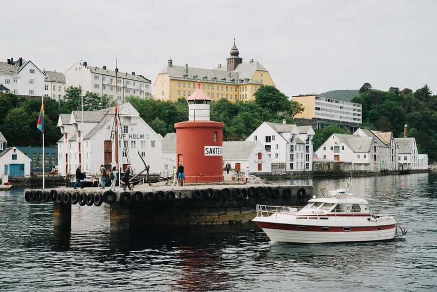 City walk in Ålesund: Art Nouveau, sea views, and insider tips - Finishing at Grimmerhaugen, with room for questions