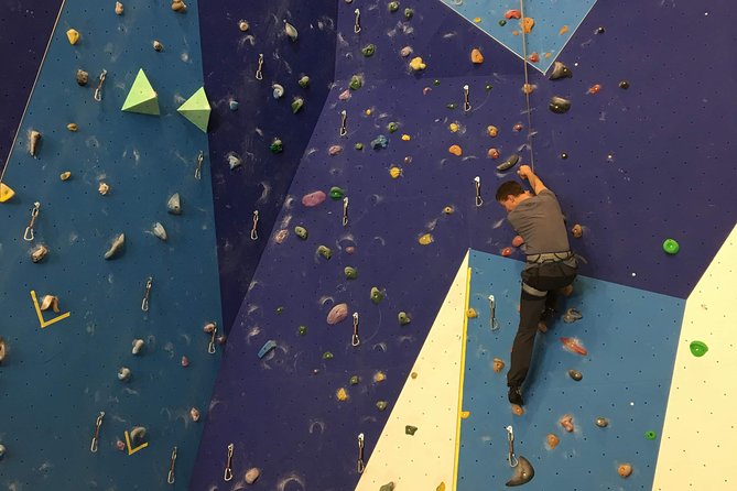 Climb one of Norway's Highest Indoor Climbing Wall - The first few minutes: gear and basic instruction