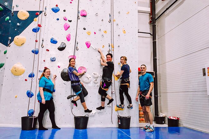 Climbing in Mørkvedhallen Klatresenter - Your first lesson: gear, walls, and the autobelay