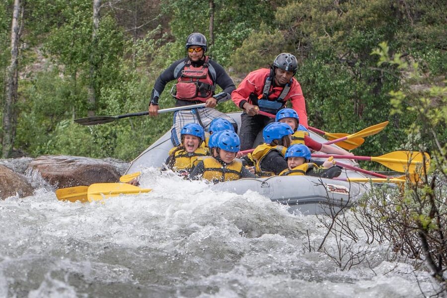 Dagali/Geilo: Family-Friendly Whitewater Rafting - level 1 - Getting fitted with wetsuits and safety gear
