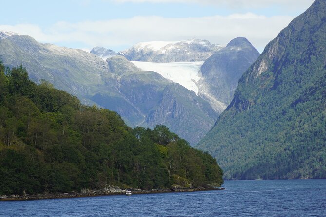 Fjord Cruise to Sognefjord and Bøyabreen Glacier - Fjærlandsfjord narrows the focus