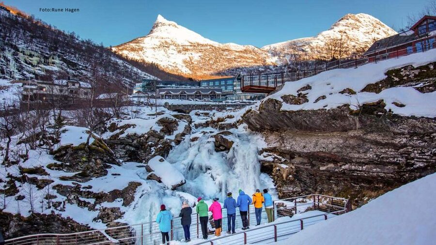 From Ålesund: Winter Fjord Cruise to Geirangerfjord - Food, guides, and the onboard rhythm