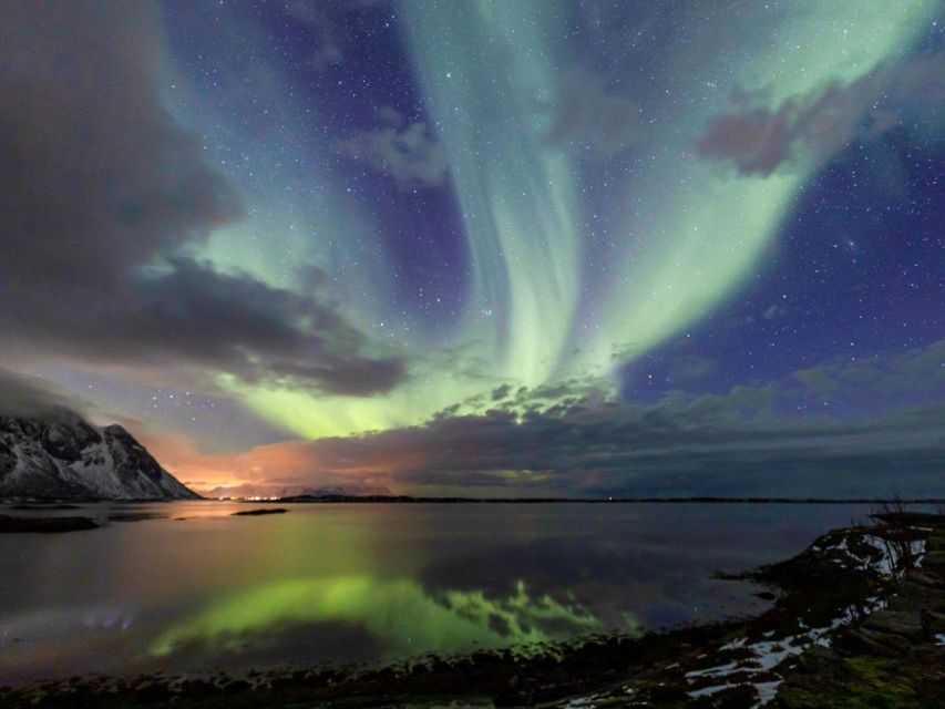 From Svolvær: Guided Northern Lights Tour by Van - Starting at Svolvær Tourist Information