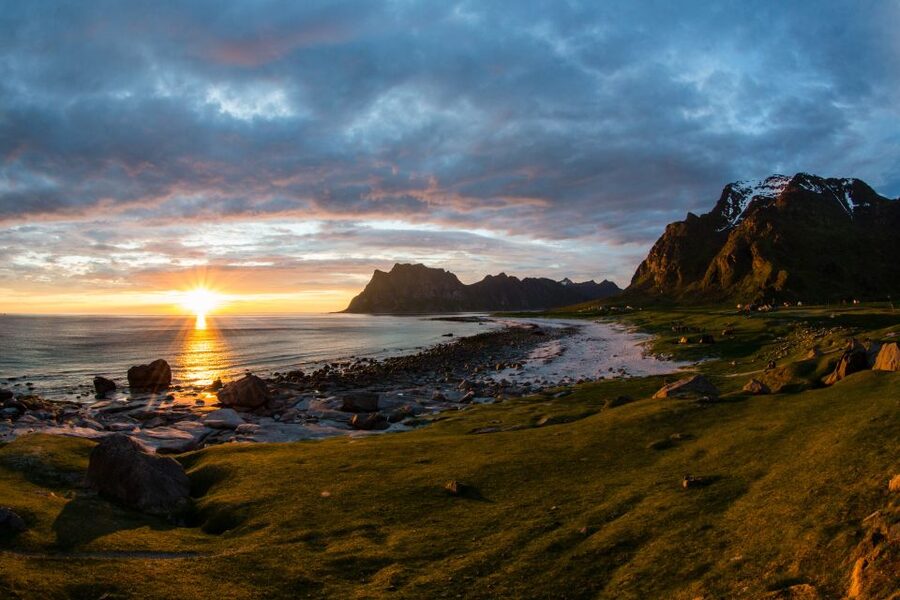 From Svolvær: Midnight sun tour with a photographer - Mountains, beaches, and fishing villages in one evening