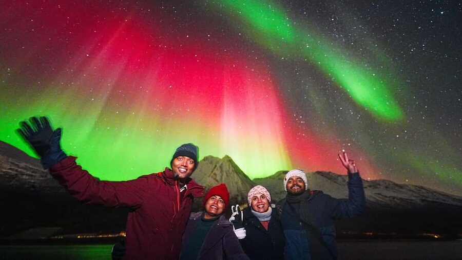 From Tromsø: Aurora Borealis Tour - Thermal suits, hot chocolate, and time outside