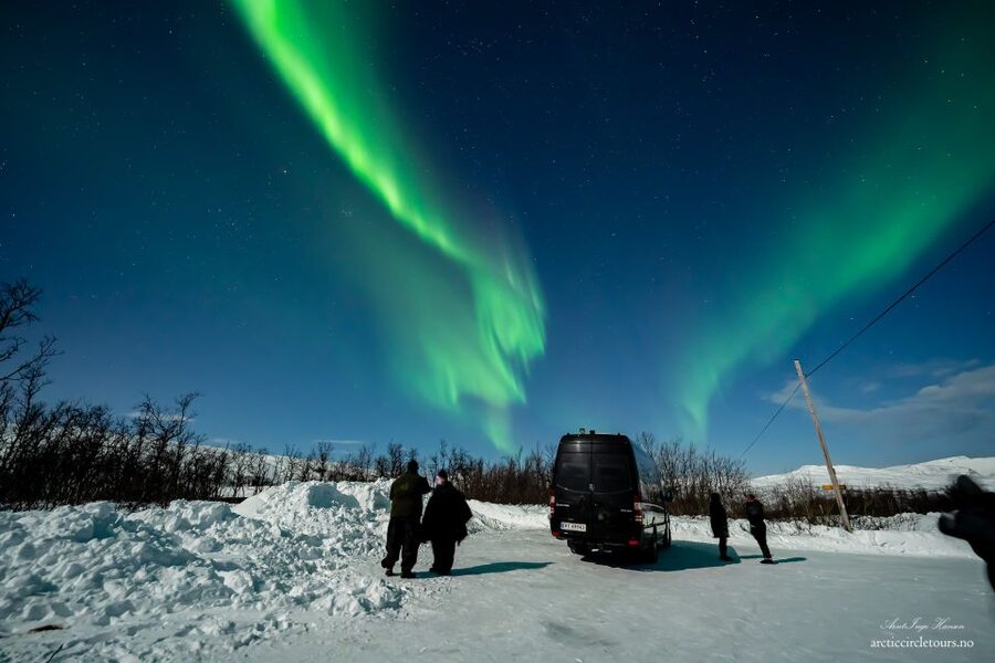 From Tromsø: Aurora Minibus Chase with Portrait and Hot Meal - Hot food around the fire