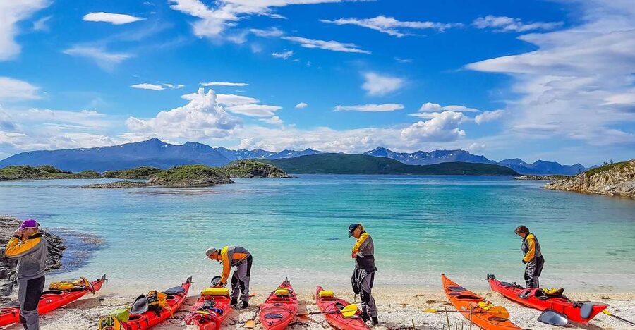 From Tromsø: Kayak trip with lunch and sauna at Sommarøy - The beach pause and the question of swimming