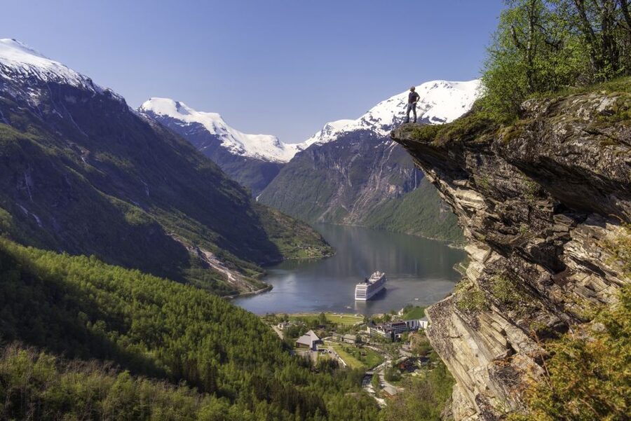 Geiranger: Bus Tour with Multilingual Audio Guide - Meeting the bus near Geiranger pier