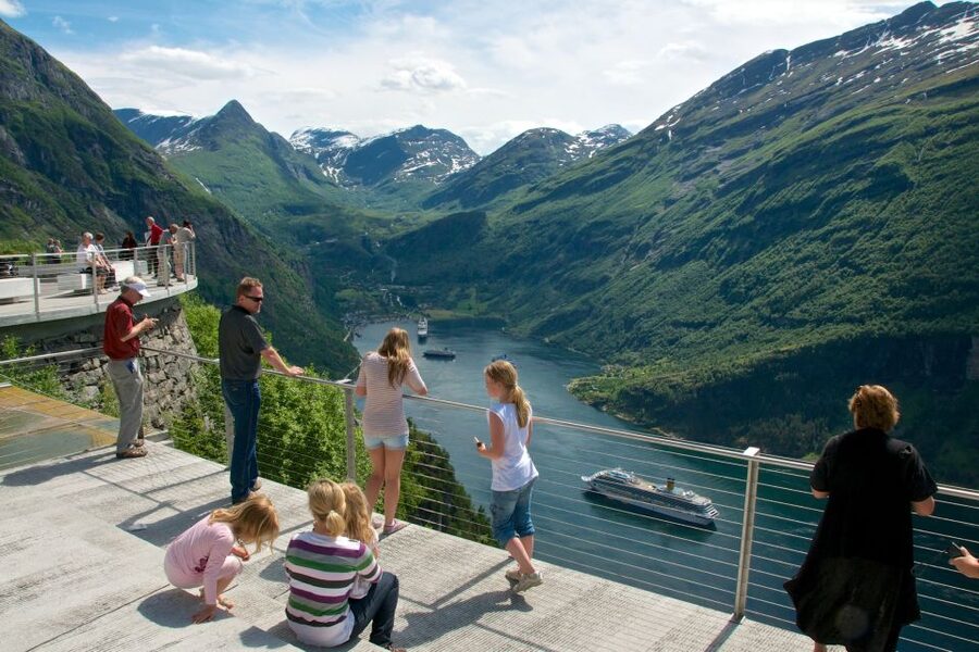 Geiranger: Dalsnibba, Flydalsjuvet, Eagle Bend & Fjords Tour - The guide and driver make a real difference