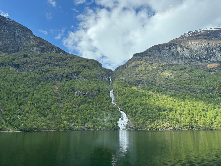 Geiranger Dalsnibba: mini bus tour - A guide adds context to the scenery