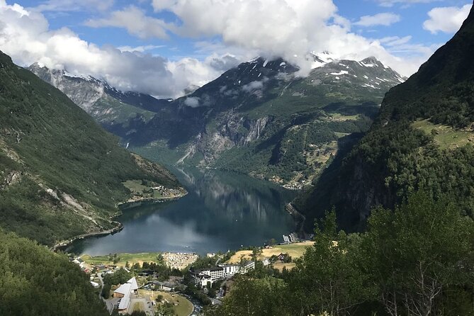 Geiranger: Excursions.no Mount Dalsnibba & Eagle's Bend - Eagle Bend looks back toward the Seven Sisters