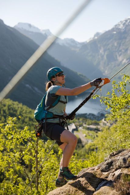 Geiranger: Rappelling tour with epic view - Passing the Queen’s Chair to the practice wall