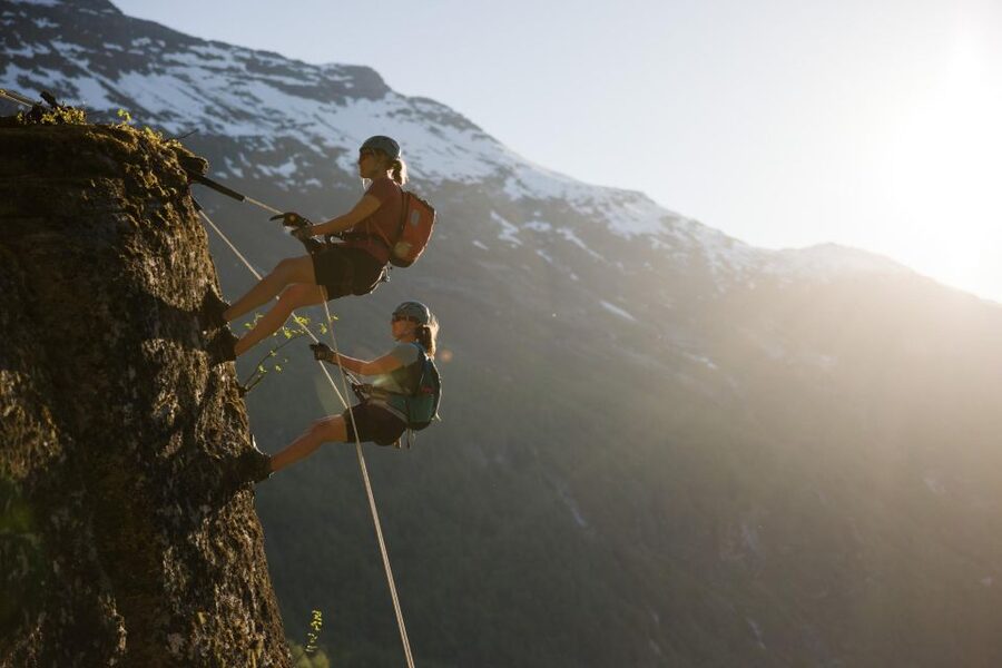Geiranger: Rappelling tour with epic view - Planning the meeting point and timing