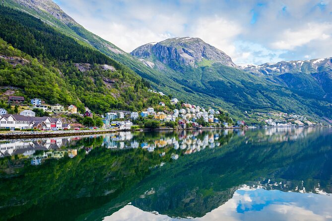 Guided tour to Hardanger Fjord, Waterfalls and Ferry Crossing - Trengereid starts the day with a wide view