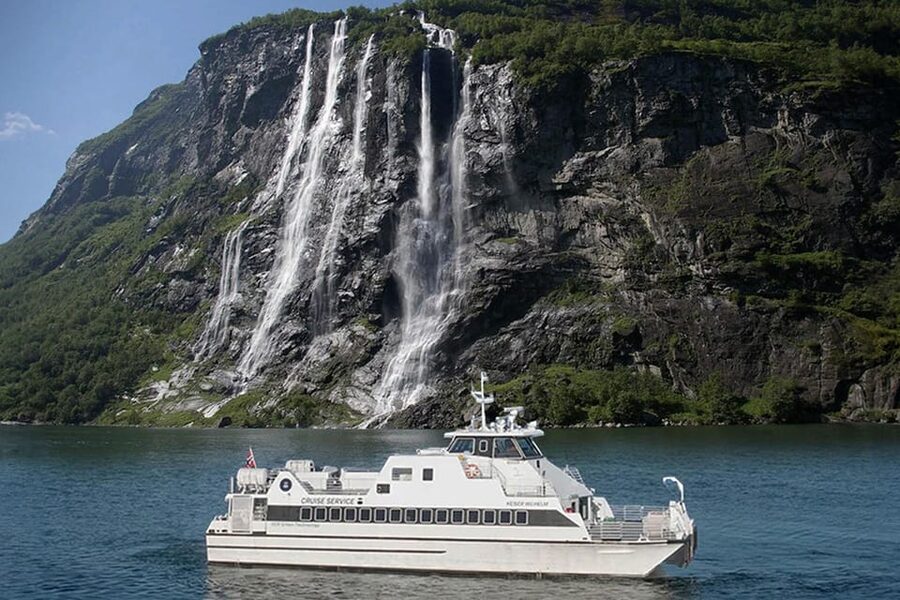 Hellesylt-Geiranger Sightseeing (one way ticket) - Finding the white MS Keiser Wilhelm in Hellesylt