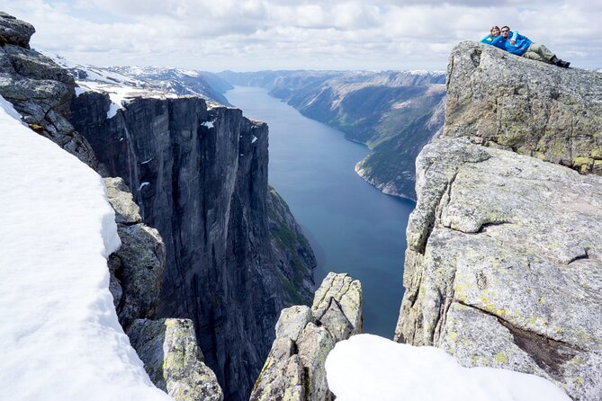 Kjerag Low-Season Hike + Packed Lunch - Preparing at the trailhead