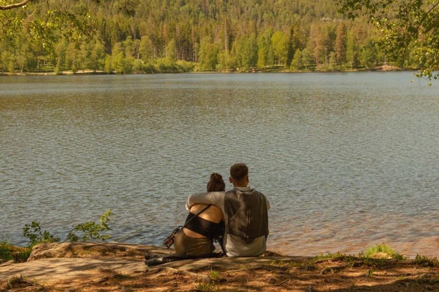 Lake walk and campfire - Learning the Norwegian outdoor habit