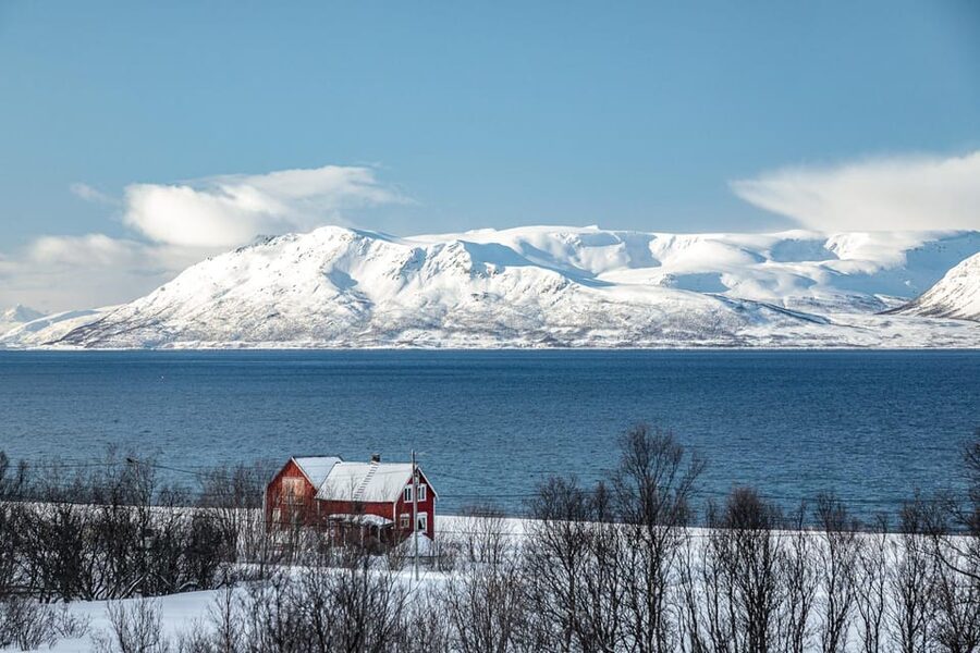 Lyngen: Snowmobile Safari with Lunch in seaside Restaurant - A seaside start at XLyngen and Bøteriet