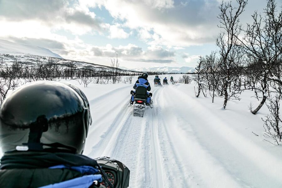 Lyngen: Snowmobile Safari with Lunch in seaside Restaurant - Getting ready for the Lyngen Alps