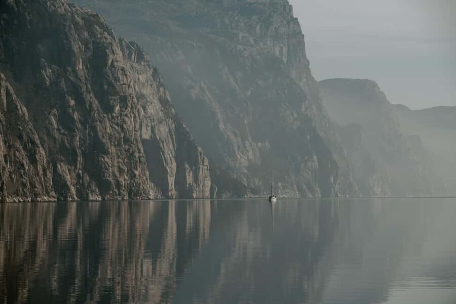 Lysefjord (Stavanger): Boattrip to Preikestolen from Forsand - Hengjanefossen Waterfall and a drink from the falls