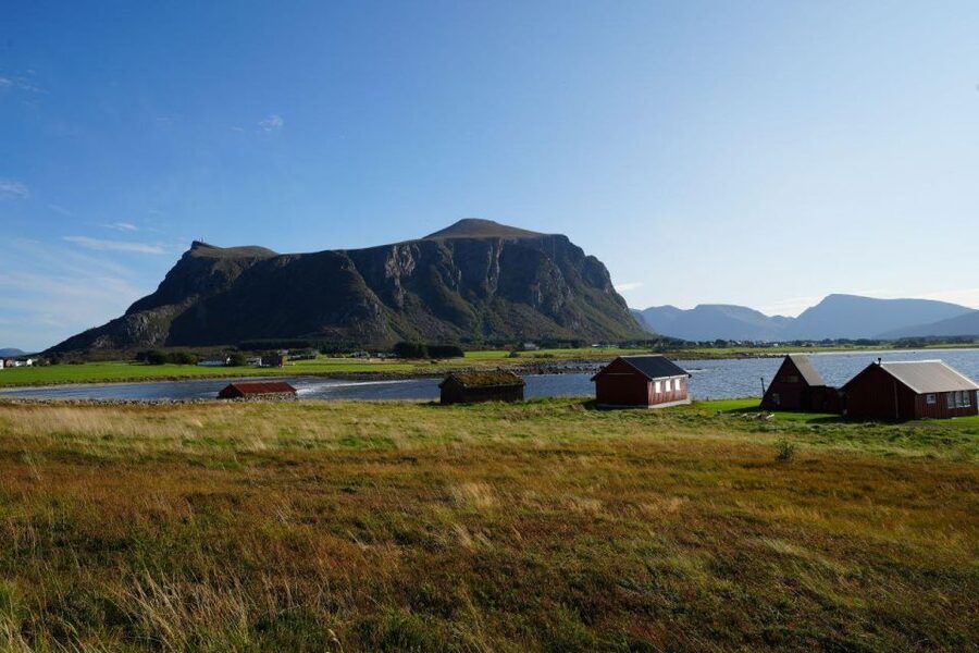 Molde: Atlantic Ocean Road & Varden Audio Guide Bus Tour - The Hustadvika Coast, cliffs, beaches, and working Norway