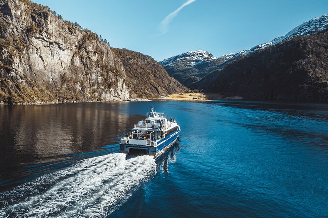 Mostraumen Fjord Cruise - the local operator - Seating, food, and comfort aboard